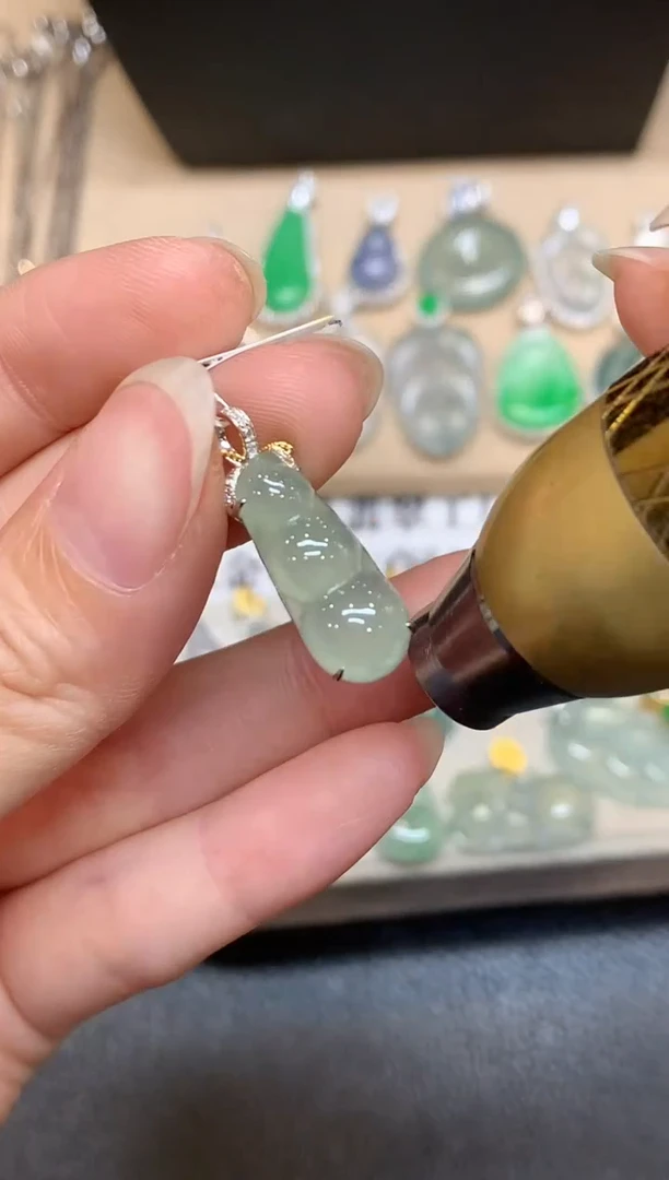 颈饰18K金镶嵌翡翠福豆【无服务费