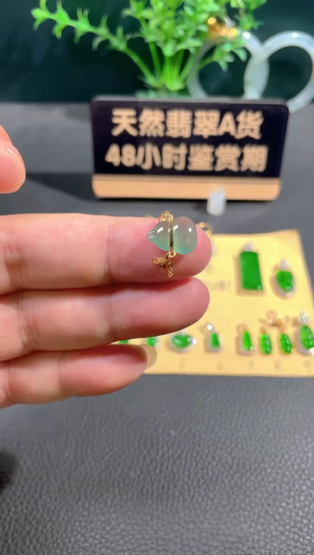 翡翠18K金镶嵌颈饰翡翠