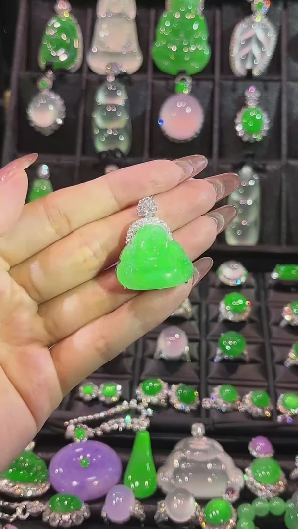 颈饰18K金镶嵌翡翠吊坠