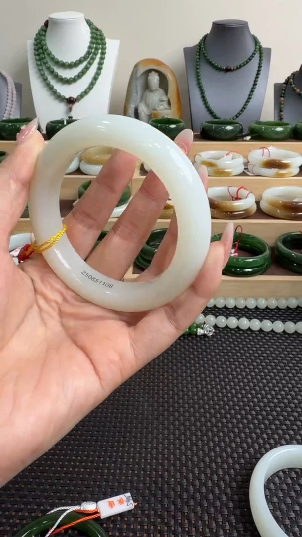 颈饰未镶嵌和田玉手镯60