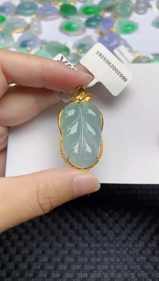 翡翠18K金镶嵌颈饰天然翡翠A货