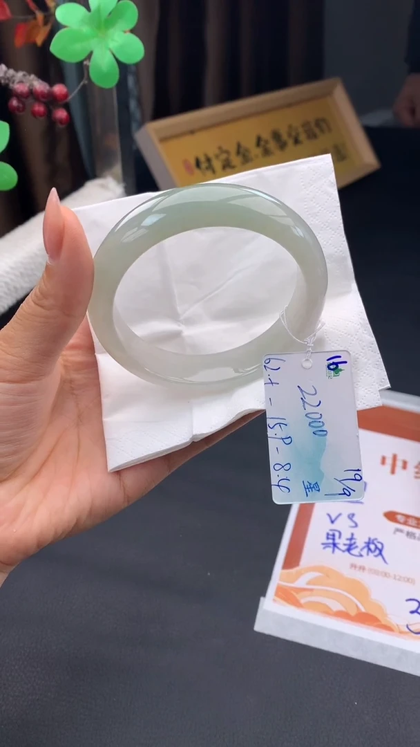 未镶嵌手镯翡翠用****4自带#送人#，联系客服核对地址~