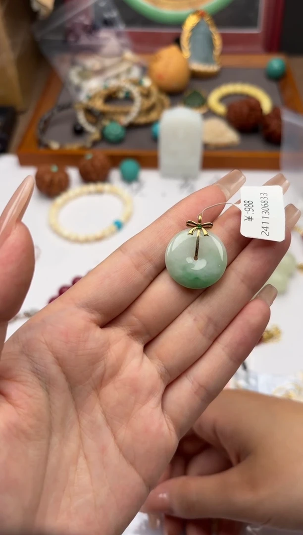 翡翠18K金镶嵌颈饰平安扣吊坠