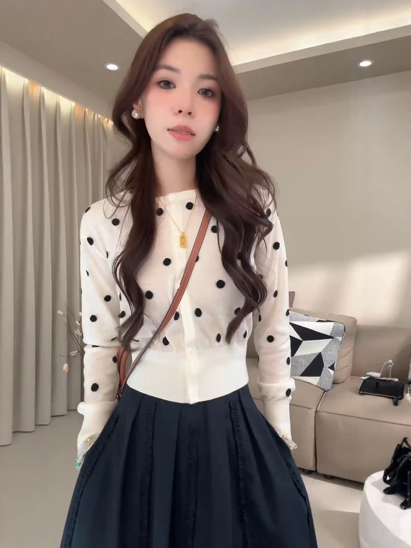 轻奢高级感波点长袖针织开衫套装女韩系早秋穿搭显瘦掐腰短款上衣