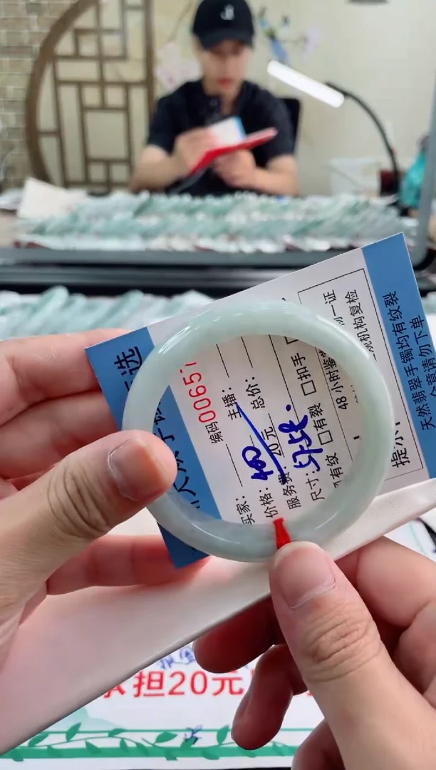 翡翠手镯未镶嵌翡翠手镯