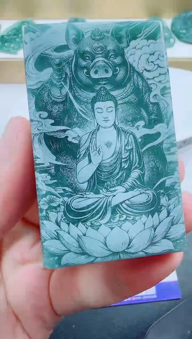 翡翠未镶嵌颈饰猪本命佛