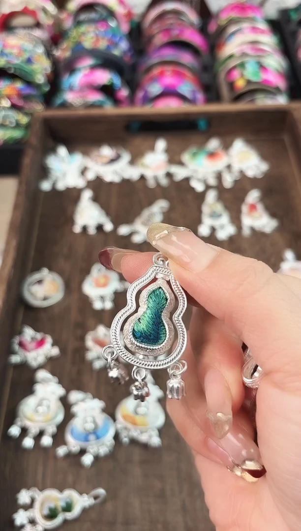 艺枝独绣手工饰品824