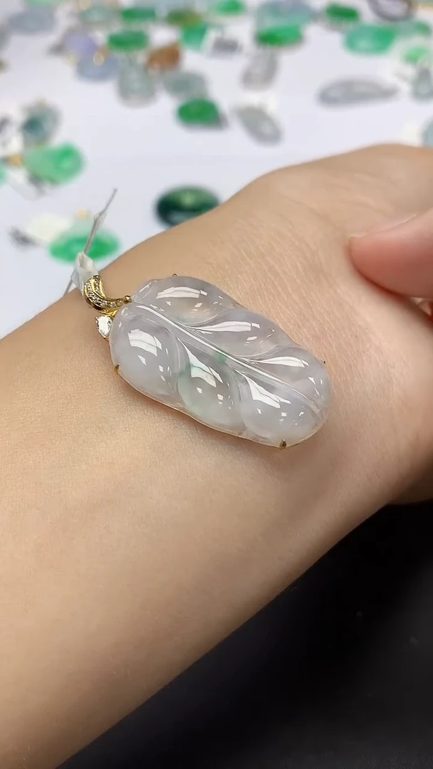 翡翠18K金镶嵌颈饰天然缅甸a货翡翠