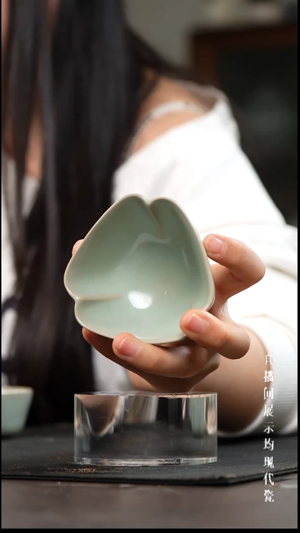 景德镇汝窑杯杯。