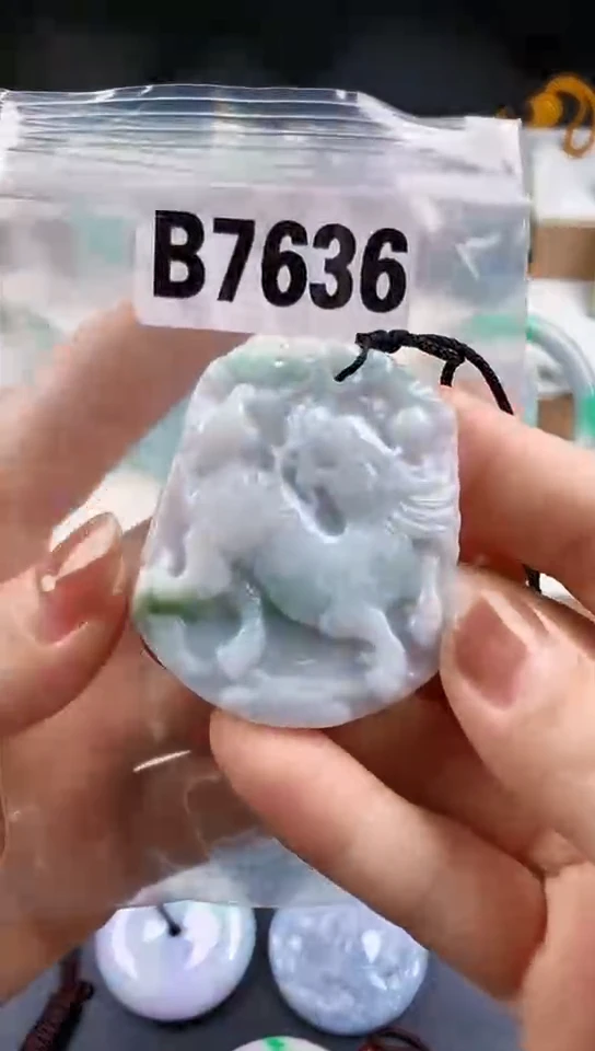 颈饰未镶嵌翡翠天然翡翠吊坠挂件