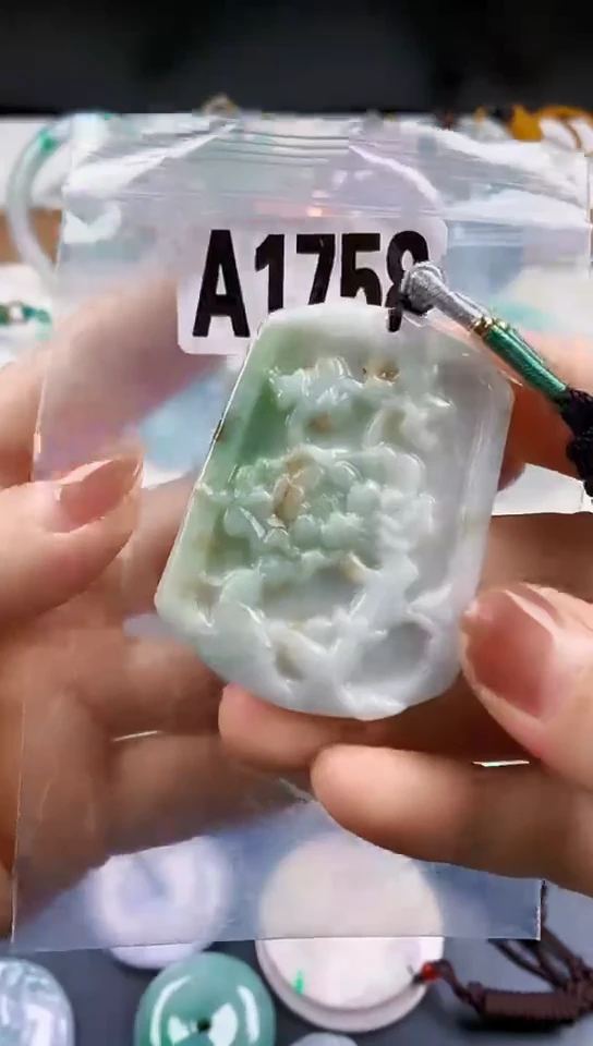 颈饰未镶嵌翡翠天然翡翠吊坠挂件