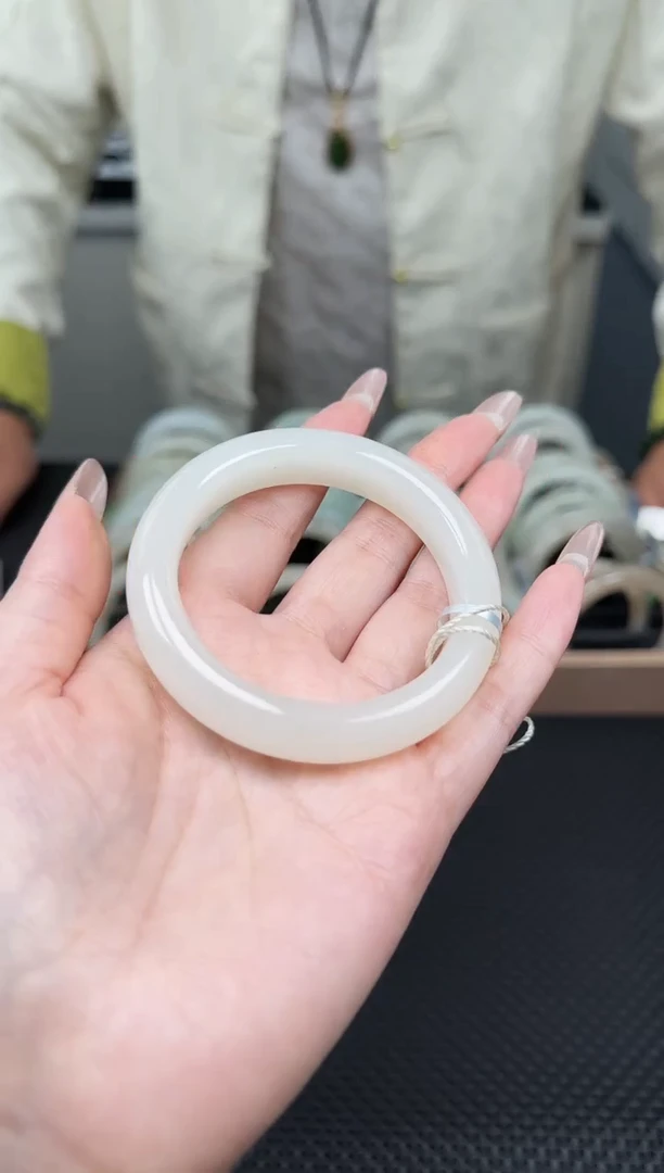 未镶嵌手镯和田玉一支，约55圈口