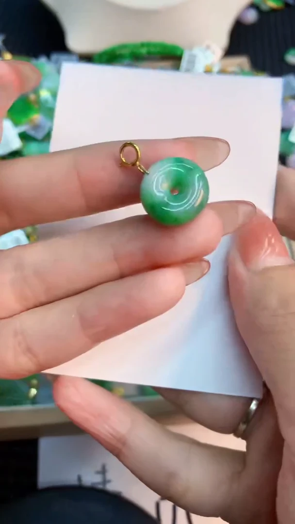 翡翠未镶嵌颈饰           1