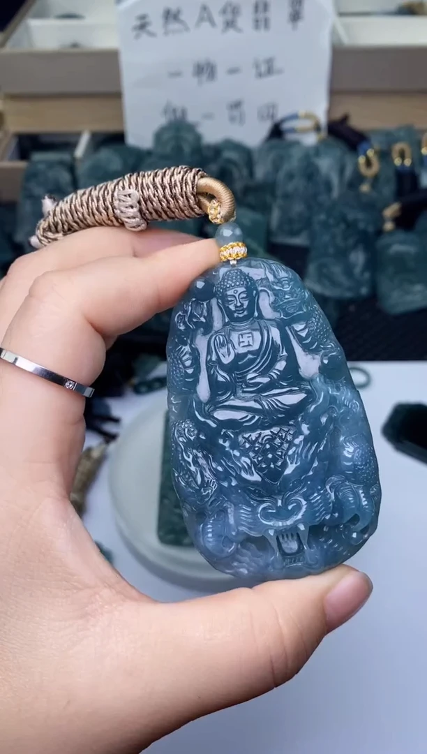 颈饰未镶嵌翡翠