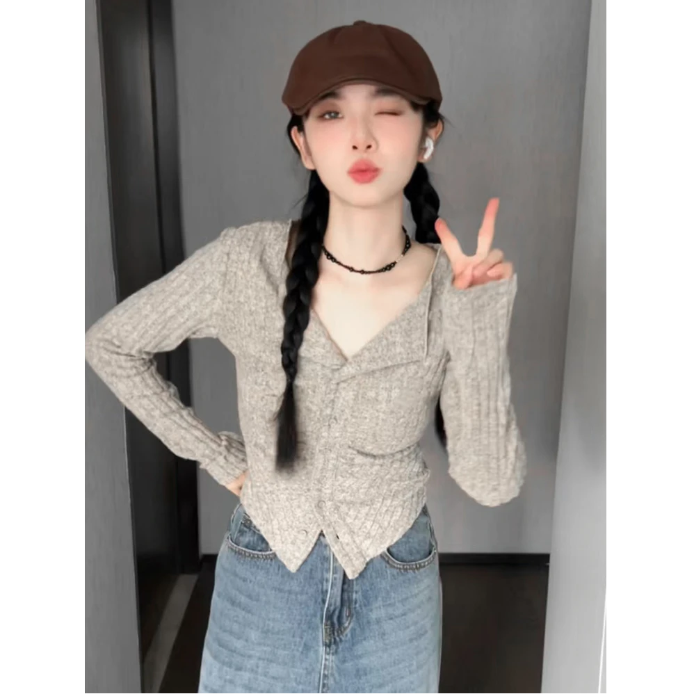 大码女装秋季新款设计感小众长袖t恤修身显瘦遮肉甜酷纽扣v领上衣