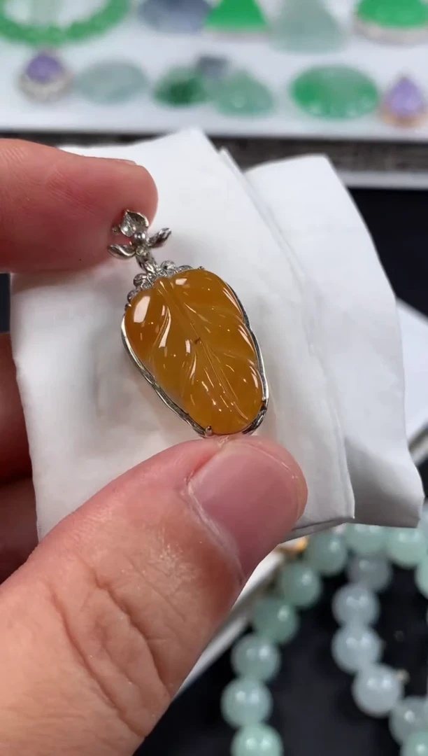 颈饰18K金镶嵌翡翠翡翠