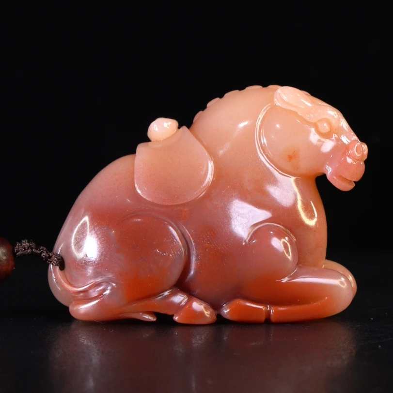Lot.12.寿山石结晶桃花芙蓉马上有财手把件126.8克7x3.2x5.1cm
