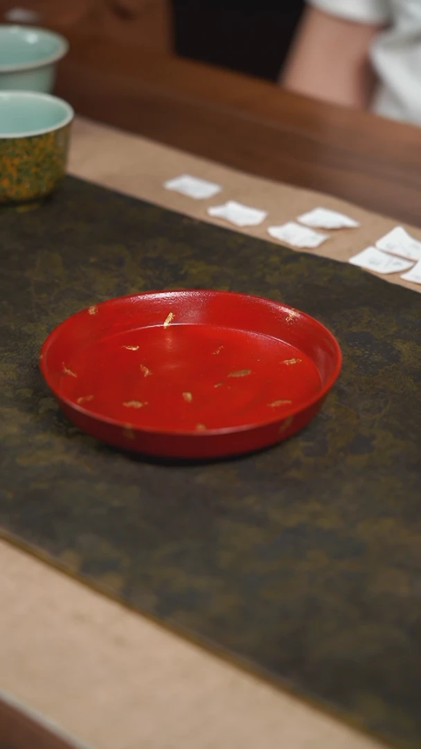 大漆撒金壶承非遗红色