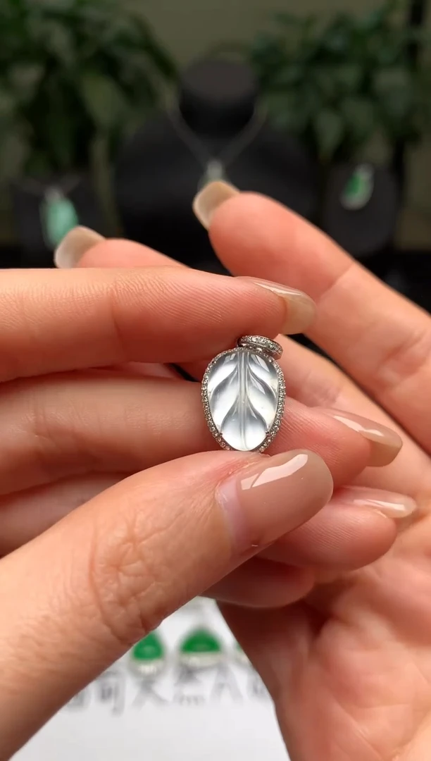 颈饰18K金镶嵌翡翠叶子