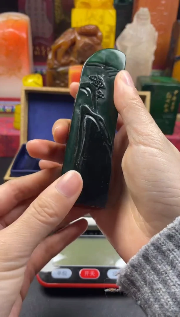 寿山石印石绝绿带石皮薄意雕竖章 白首卧松云