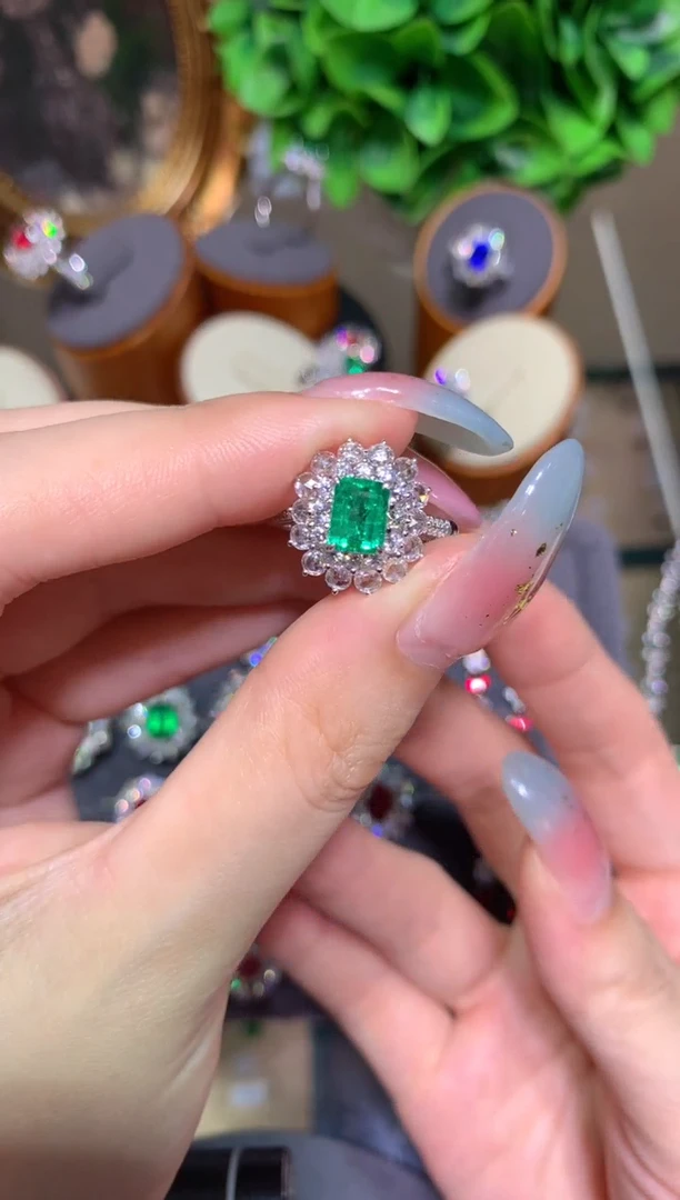 祖母绿戒指18K金镶嵌1.0CT