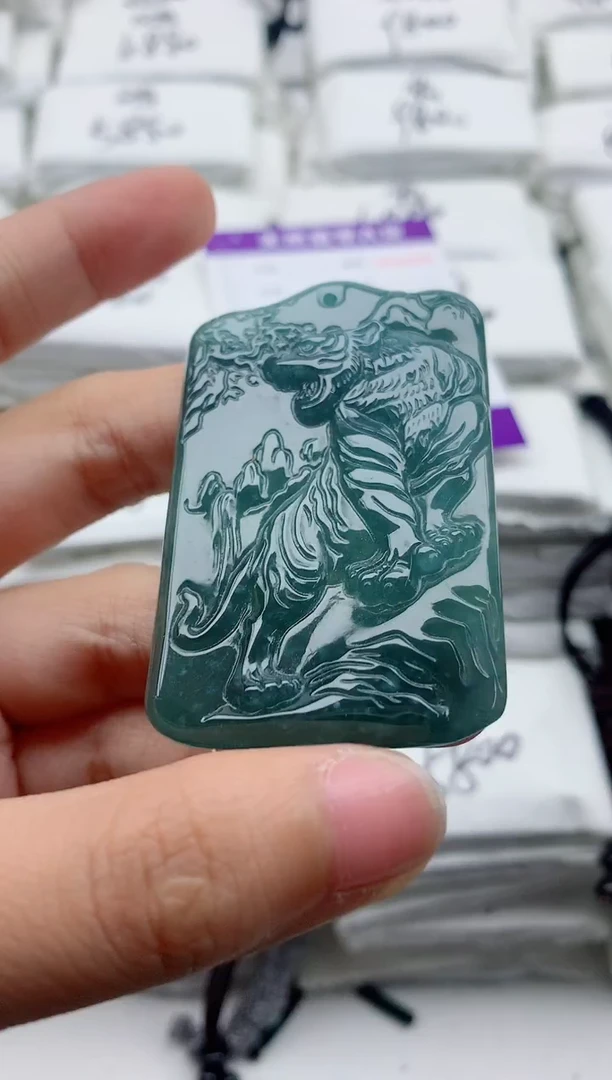 翡翠未镶嵌颈饰1