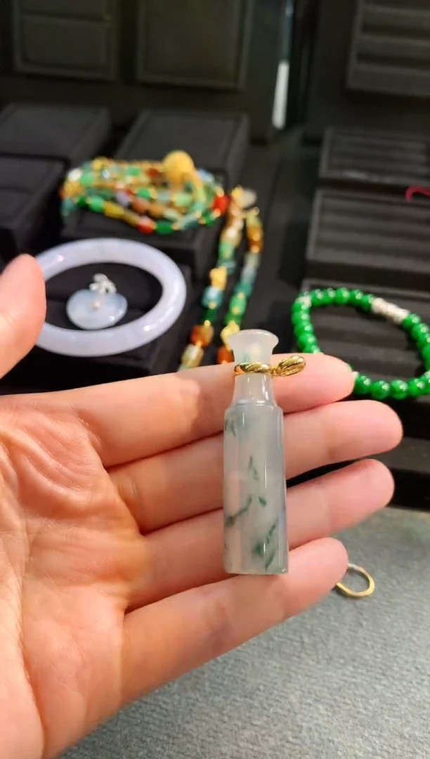 【闪购商品】翡翠颈饰18K金镶嵌吊坠