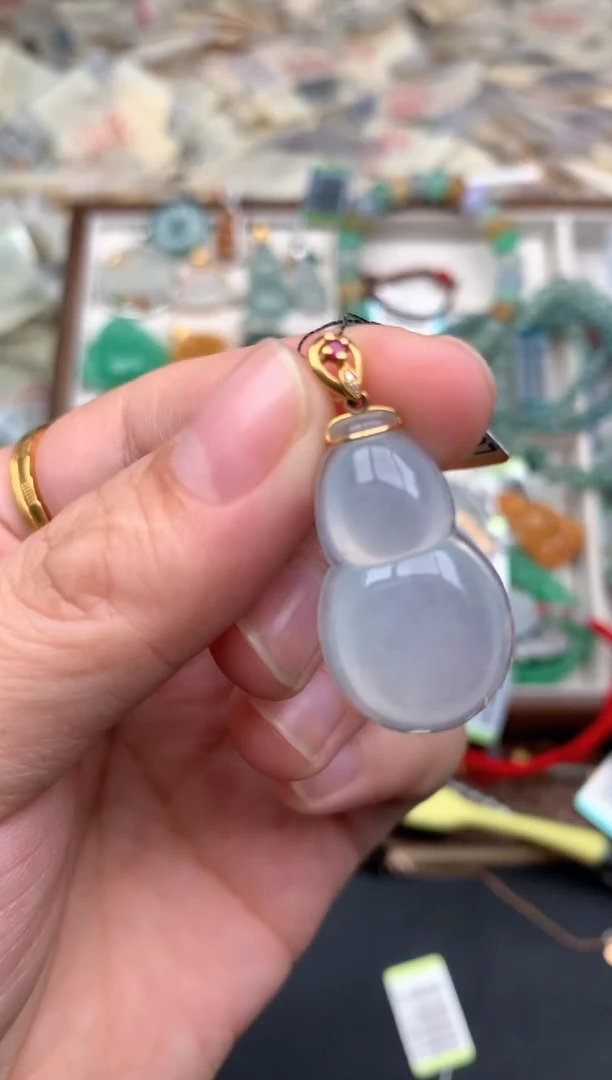 18K金镶嵌挂件翡翠一