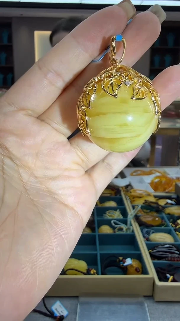 琥珀颈饰未镶嵌155秒拍号 假一罚三