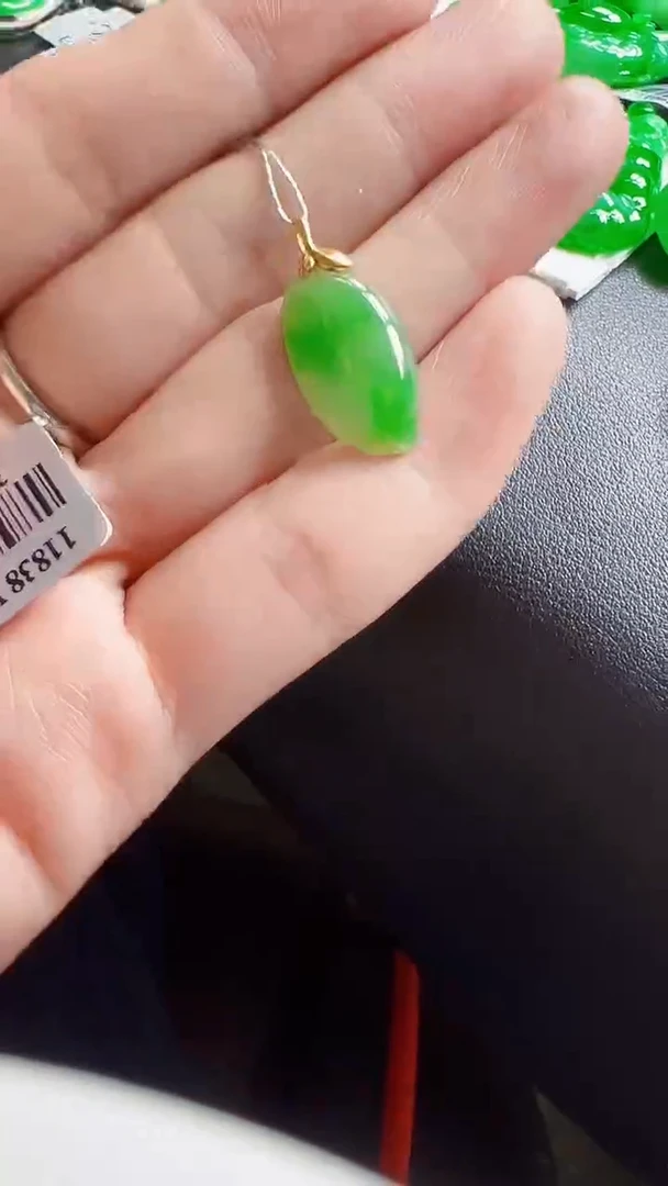 颈饰18K金镶嵌翡翠子***姐瓜