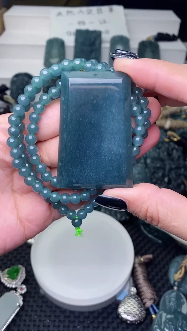 颈饰未镶嵌翡翠