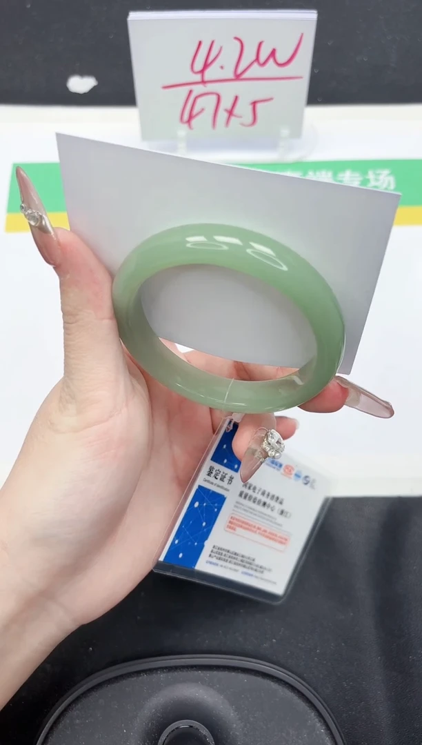 【闪购商品】石英质玉手镯未镶嵌139-55.6