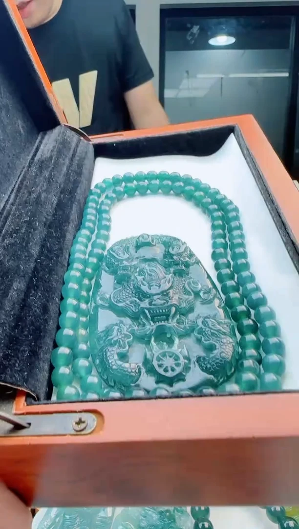 翡翠未镶嵌颈饰多样性发货其中一件