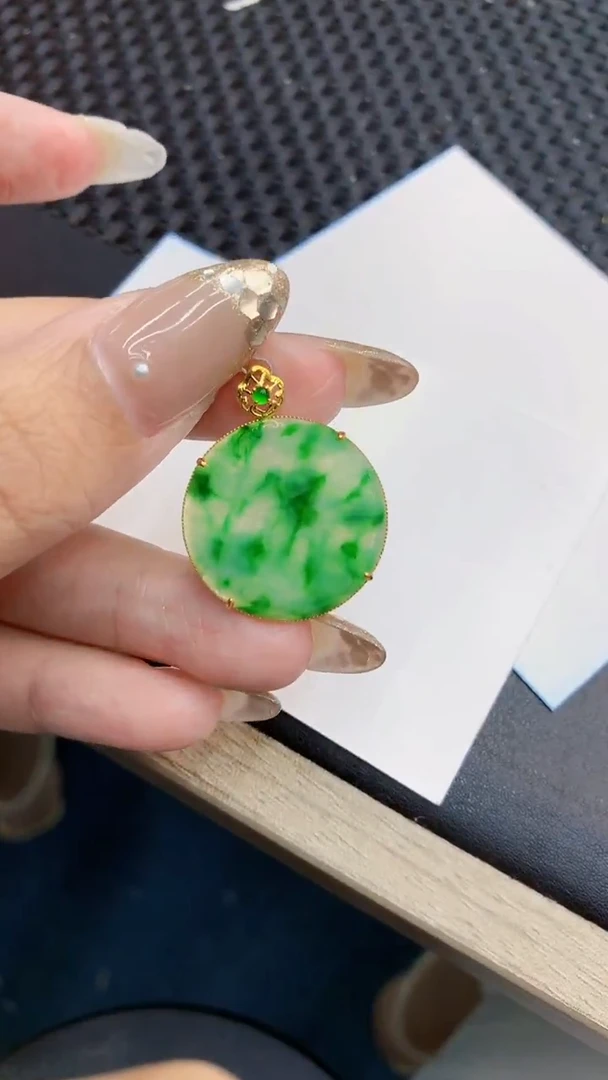 翡翠18K金镶嵌颈饰             8