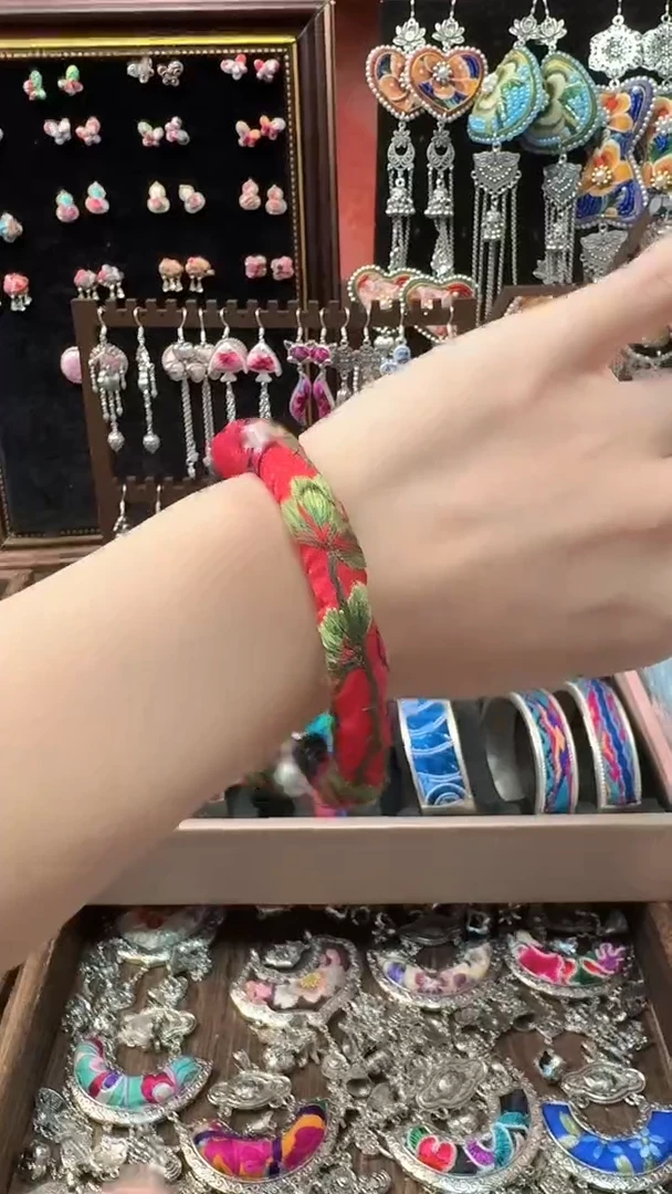 织绣 云织谣民族风精美饰品   464