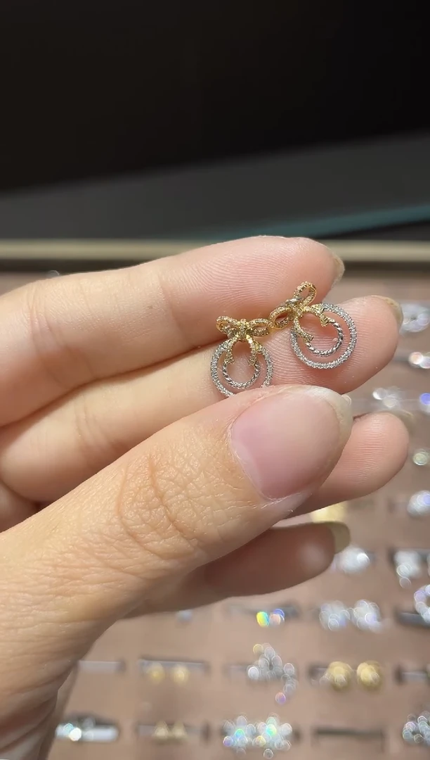 18K金镶嵌耳饰钻石耳钉