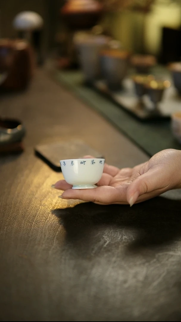 阿眠      陋影手绘青花诗文杯