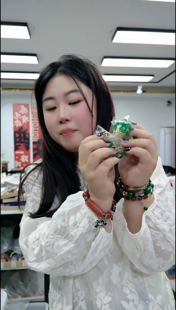 【闪购商品】尖晶石耳钉银S925镶嵌1371绿尖晶耳饰一对