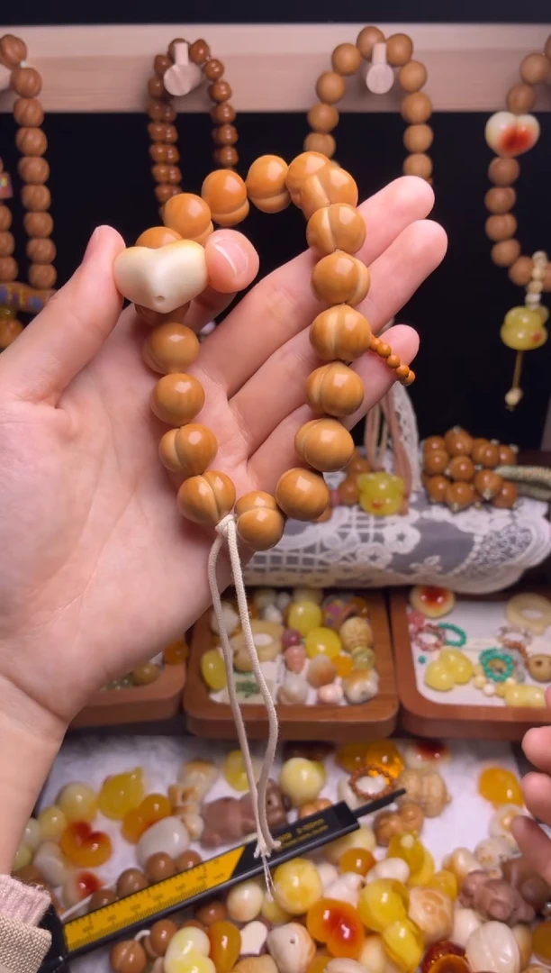 吊坠猴头核桃兰***。全品光面柯基爱心橄榄跑环吊原籽手串