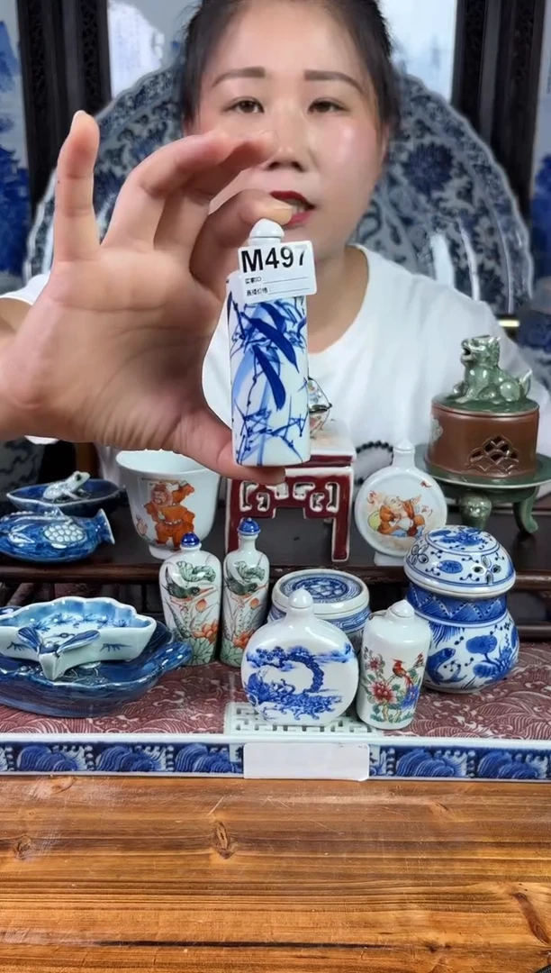 摆件景德镇陶瓷仿古（手工托印鼻烟壶)M497
