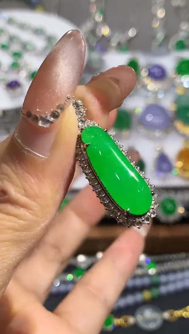 吊坠(不含链)18K金镶嵌翡翠美****?多样性发其一