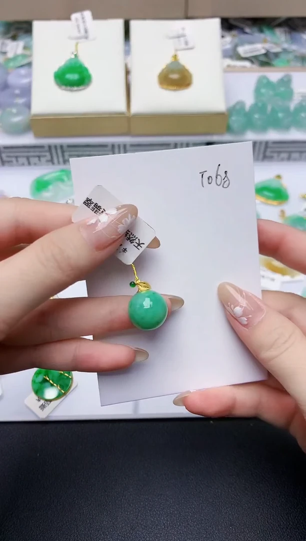 翡翠18K金镶嵌颈饰天然缅甸A货翡翠