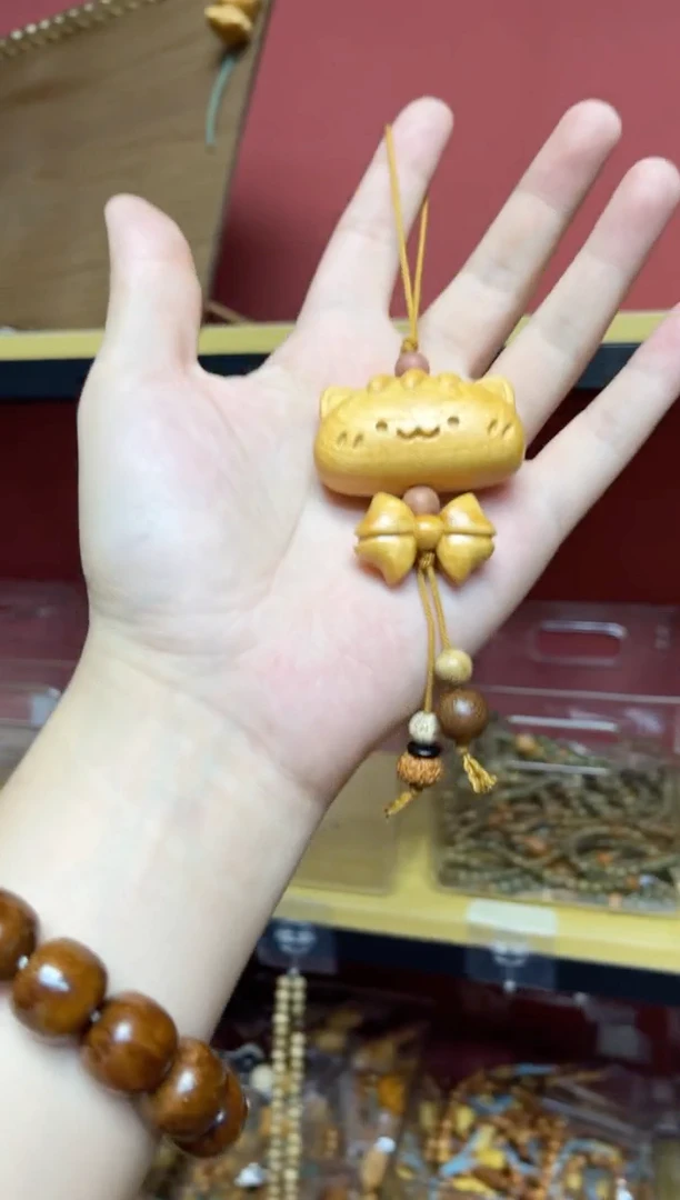 非洲檀香无事牌黄金檀法棍猫大号车挂（蝴蝶结）