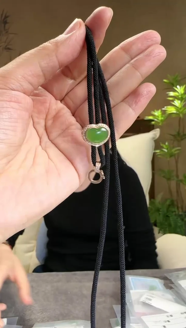 【闪购商品】和田玉挂绳18K金镶嵌18K金镶碧玉心形绳扣