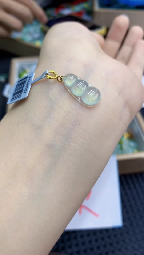 翡翠未镶嵌颈饰         1