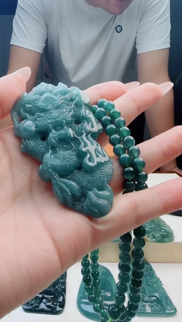 颈饰未镶嵌翡翠多样性发其中一
