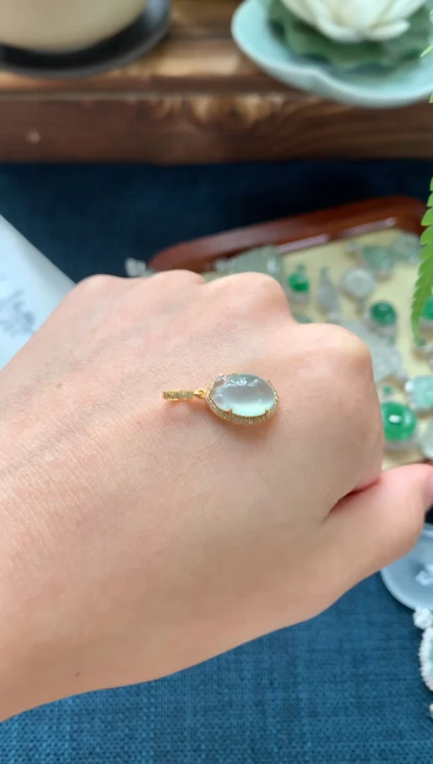 【闪购商品】翡翠颈饰18K金镶嵌福瓜