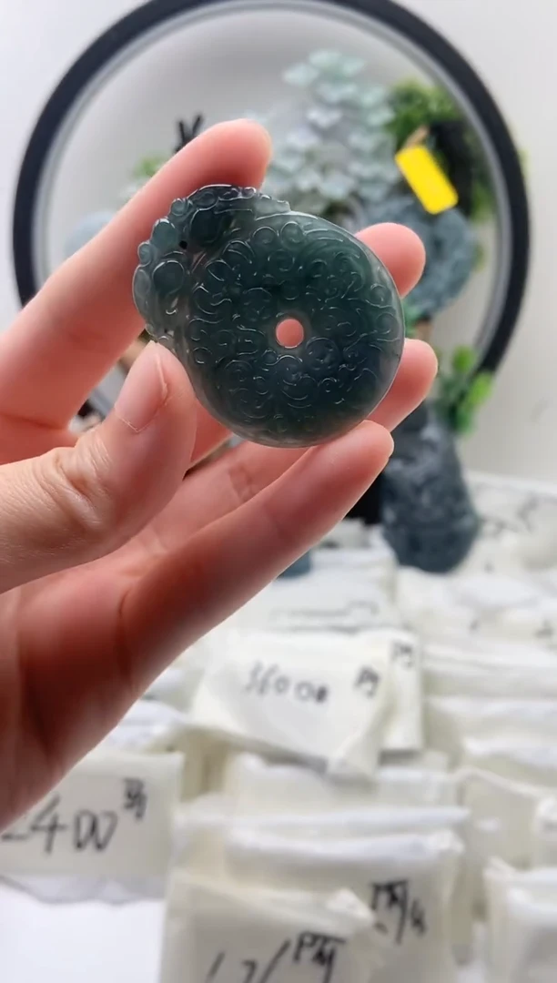 翡翠未镶嵌颈饰平安扣