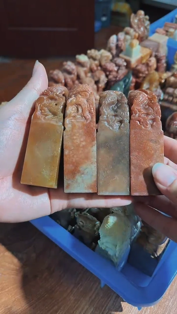 老挝石?***?瑕疵不规则章带雕钮