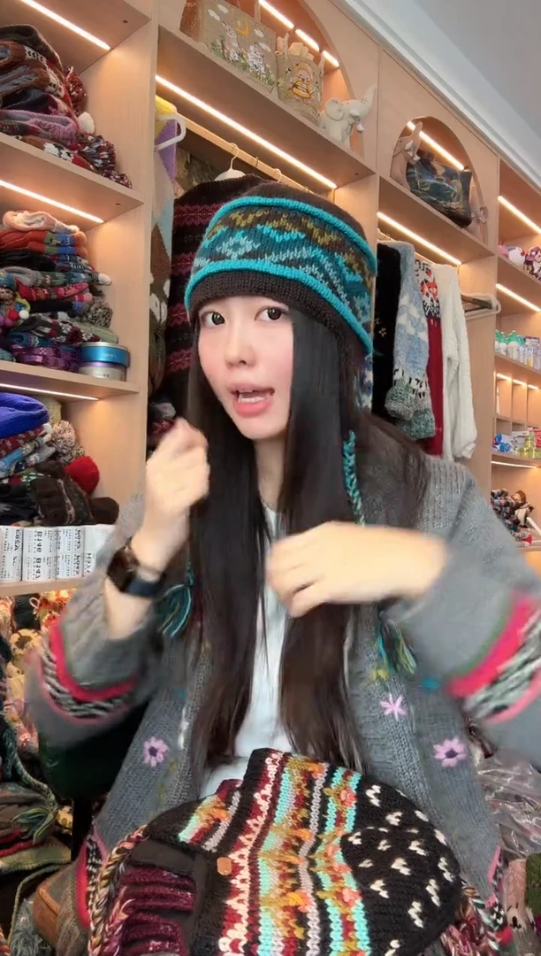 羊毛蓝黑护耳帽